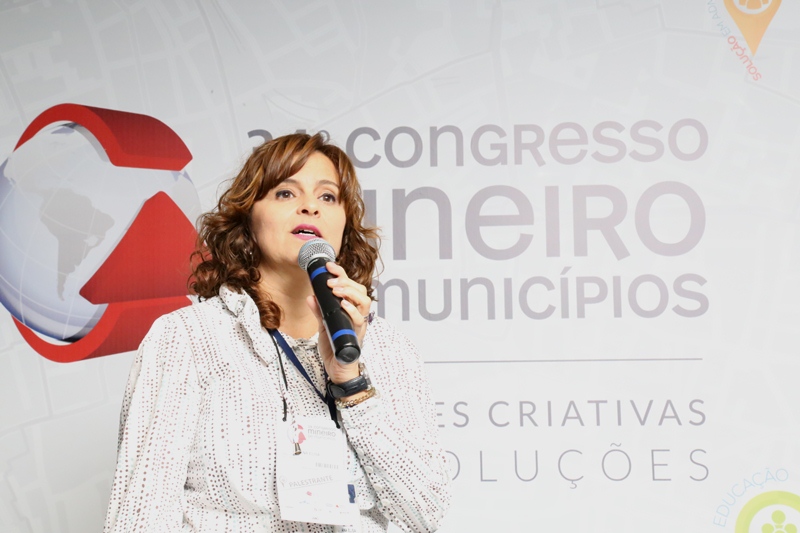 A analista de Controle Externo, Ana Elisa de Oliveira, esclareceu dúvidas dos gestores e falou sobre as receitas e gastos com Educação, relativos ao Fundo de Manutenção e Desenvolvimento da Educação Básica e de Valorização dos Profissionais da Educação (Fundeb) - Foto: Karina Camargos Coutinho